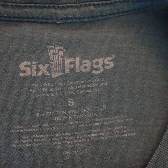 Batgirl Be Legendary Tshirt Women's Size Small  (fitted) Brand Six Flags PTP 15" - Picture 4 of 6
